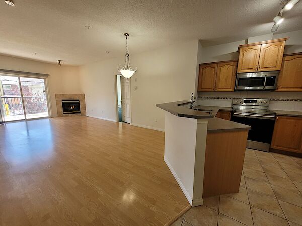 Calgary 2 bedrooms Condo Unit for rent. Property photo: 588700-2