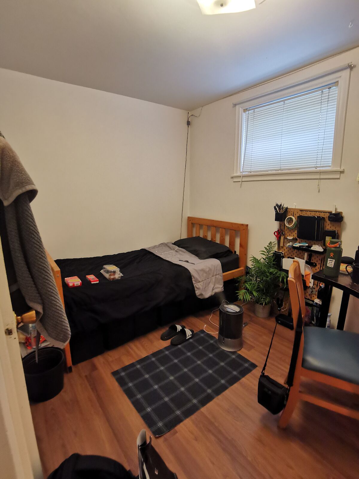 Calgary 3 bedrooms Room For Rent for rent. Property photo: 588981-1