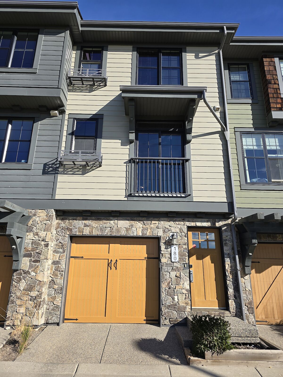 Calgary 2 + Den bedrooms Townhouse for rent. Property photo: 590026-1