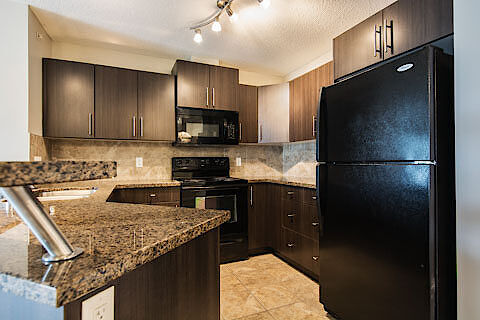 SPACIOUS 1-Bed+Den/2-Bath Condo Unit in Aspen Meadows 3 – All Utilities Included