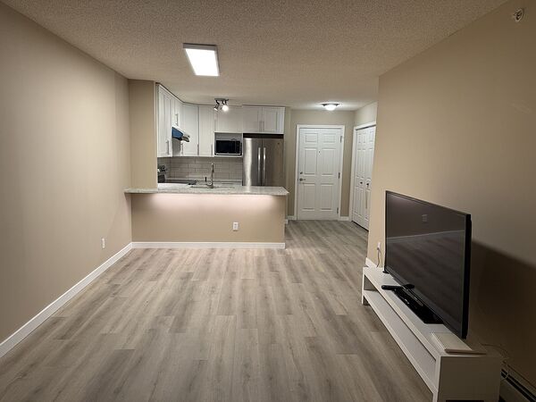 Bright 2 Bedroom 1 bath South Facing Top Floor Unit