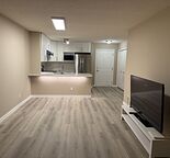 Bright 2 Bedroom 1 bath South Facing Top Floor Unit