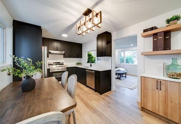 Completely renovated 3 Bed 2 Full Bathrooms lavish townhouse