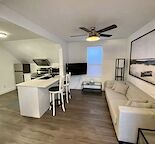 Cozy Furnished Downtown Top Level Suite