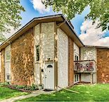 Charming & Bright 2-Bedroom Townhouse for Rent in Inner-City Renfrew