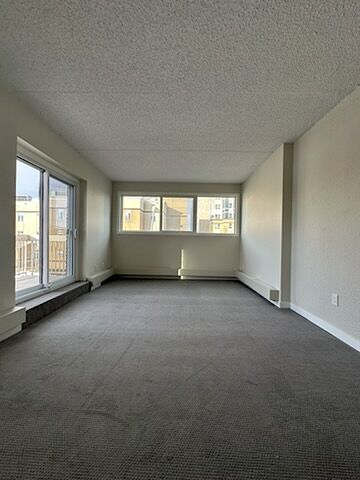 Calgary 2 bedrooms Condo Unit for rent. Property photo: 598842-1