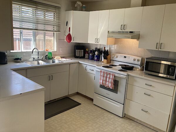 Calgary 5 bedrooms Room For Rent for rent. Property photo: 600441-2
