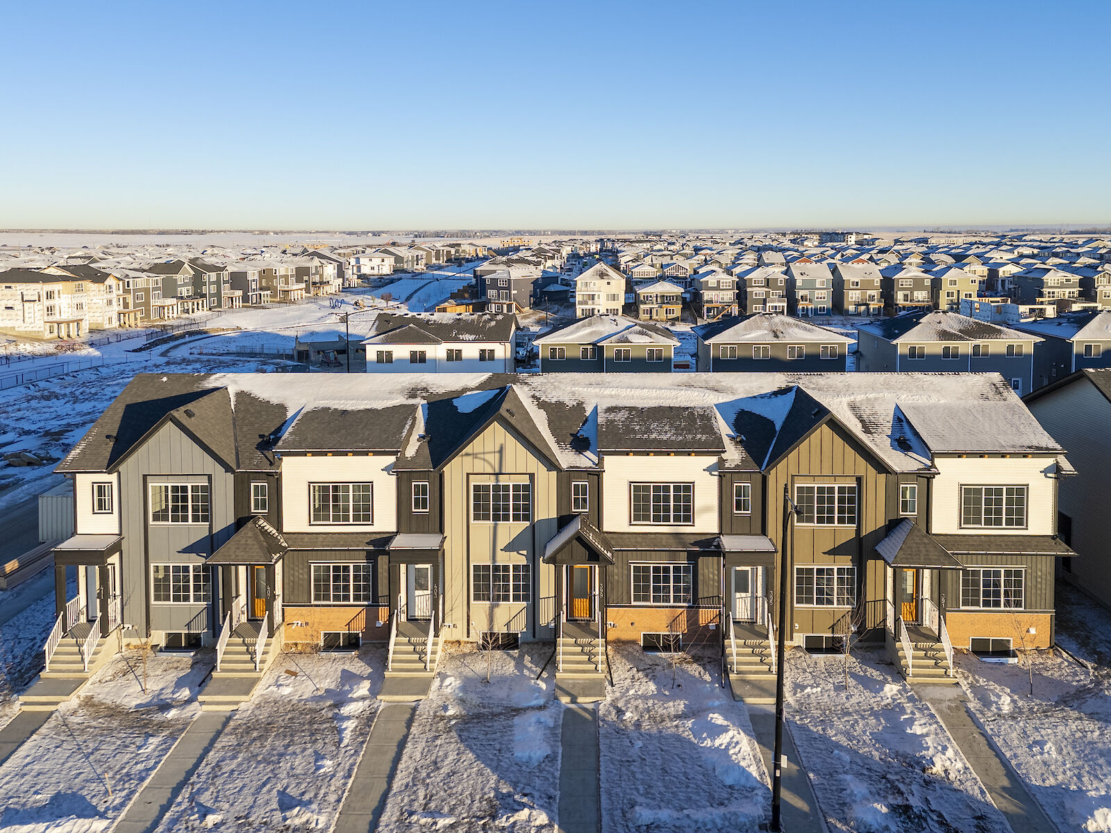 Chestermere 3 bedrooms Townhouse for rent. Property photo: 600549-1