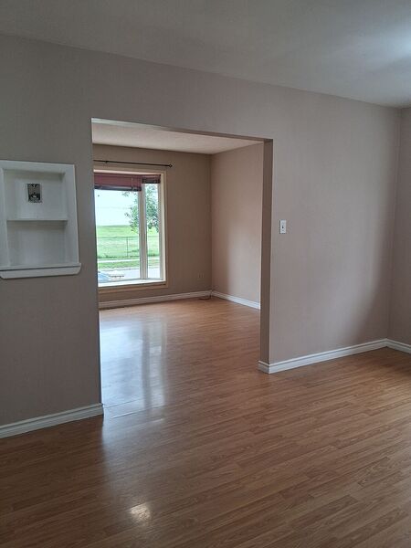 Bright, Renovated 2-Bedroom Main Floor in Allendale – Pet Friendly