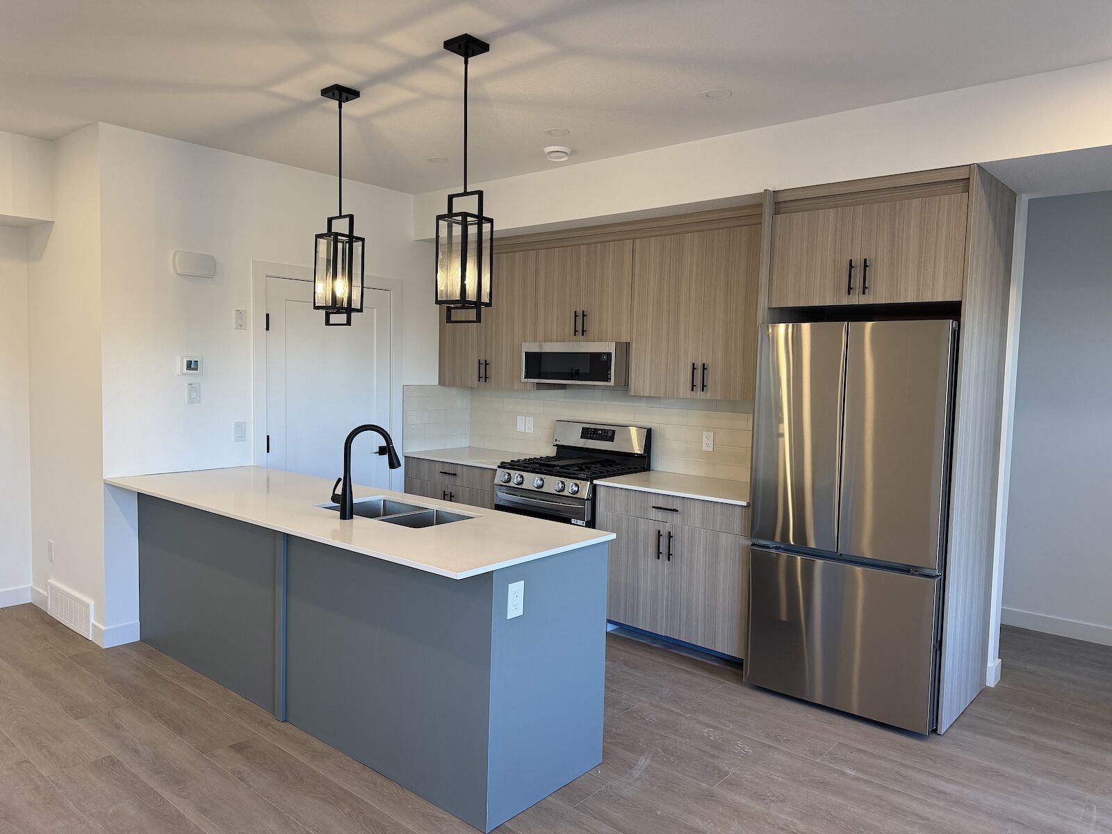 Calgary 3 bedrooms Duplex for rent. Property photo: 603225-1