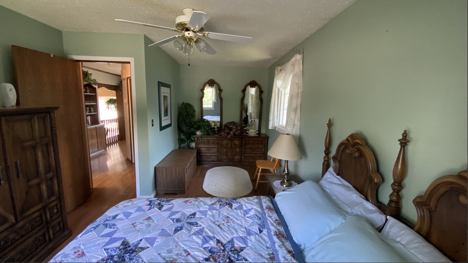 Calgary 1 + Den bedrooms Room For Rent for rent. Property photo: 603229-1