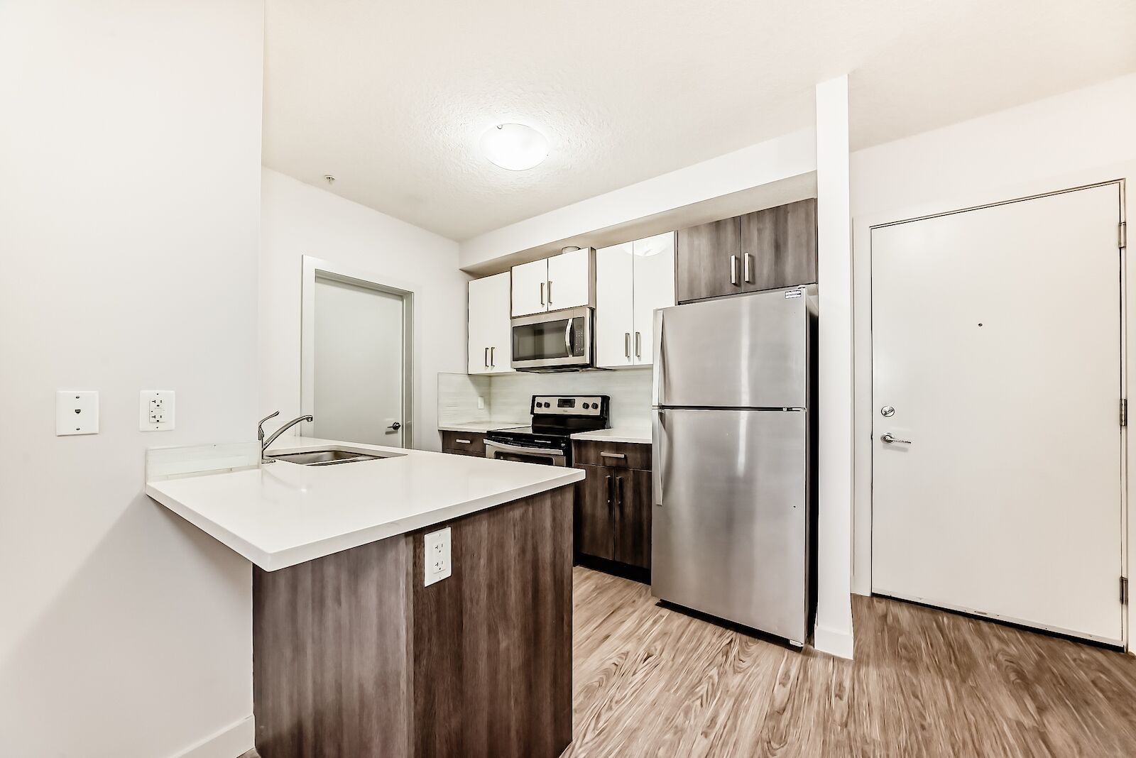 Calgary 2 bedrooms Condo Unit for rent. Property photo: 604243-1