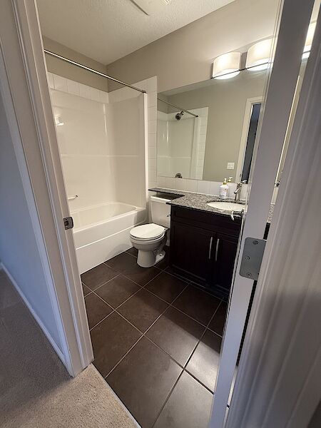 Calgary 2 bedrooms Room For Rent for rent. Property photo: 604358-2
