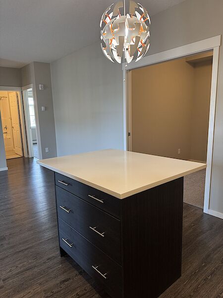 Calgary 2 + Den bedrooms Condo Unit for rent. Property photo: 605051-2