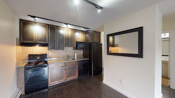 Stylish Updated Top-Floor Apartment in Sunalta