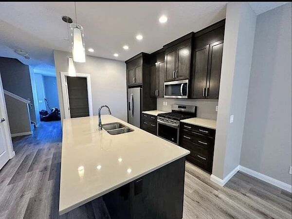 Calgary 3 bedrooms Duplex for rent. Property photo: 606390-2