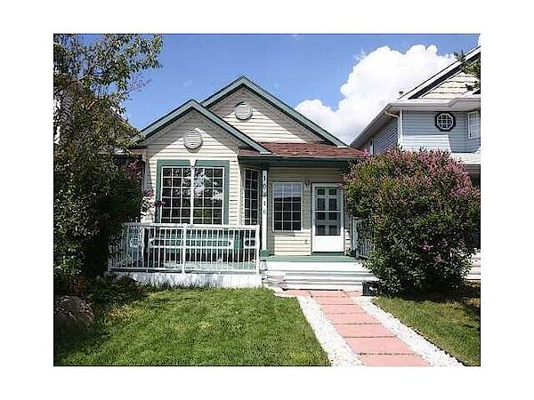 FANTASTIC LOCATION-FULLY RENO'D 3 BED/ 1 BATH BIGHT MAIN LEVEL HOME