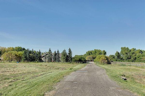 Calgary 5 bedrooms Acreage for rent. Property photo: 608881-2