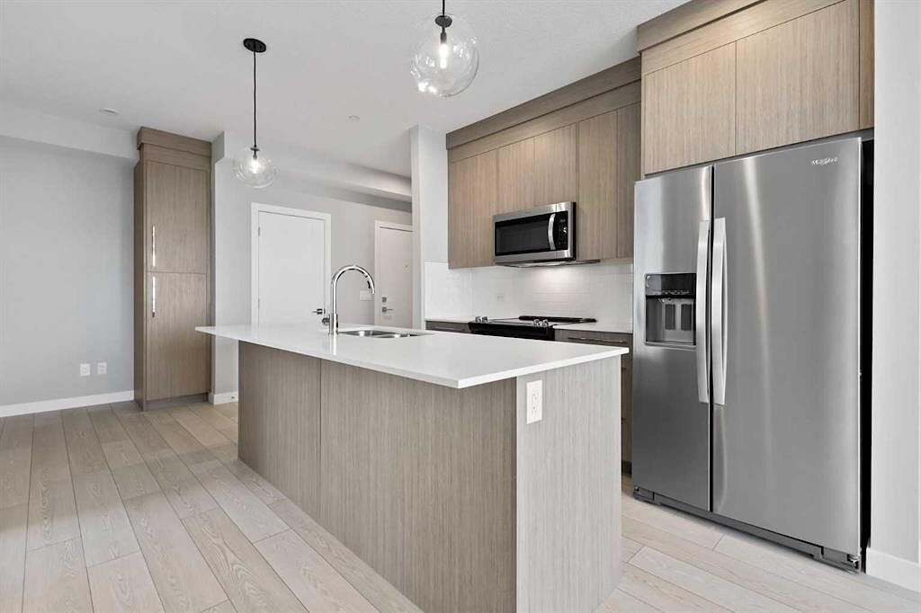 Chestermere 3 bedrooms Condo Unit for rent. Property photo: 609100-1