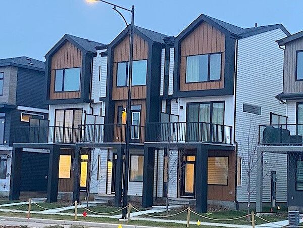 $400 OFF FIRST MONTH Townhouse 3 bedrooms Double Att garage End Unit Lots Window
