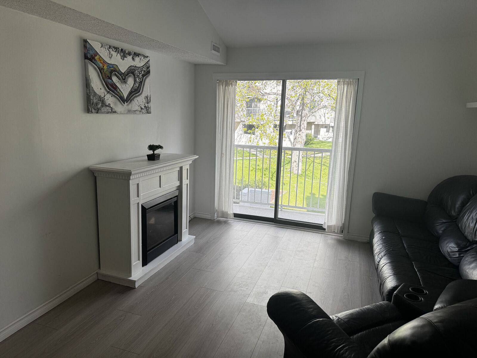 Calgary 3 bedrooms Condo Unit for rent. Property photo: 618564-1
