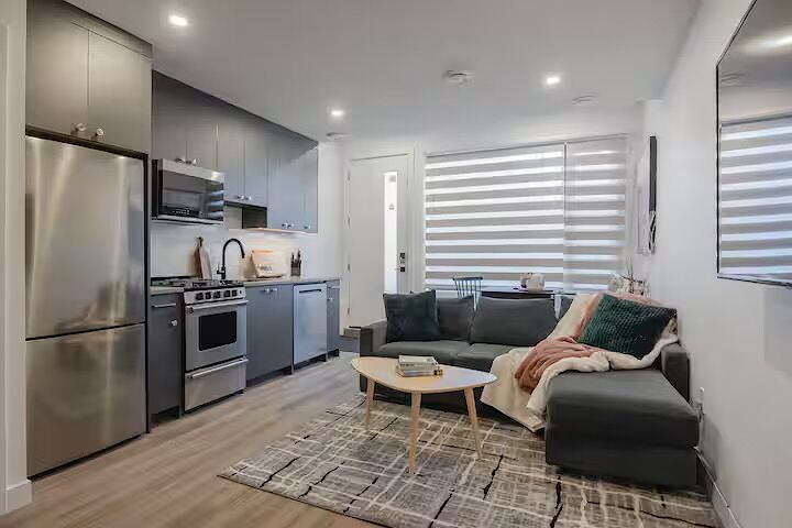 Calgary studio Condo Unit for rent. Property photo: 618677-1