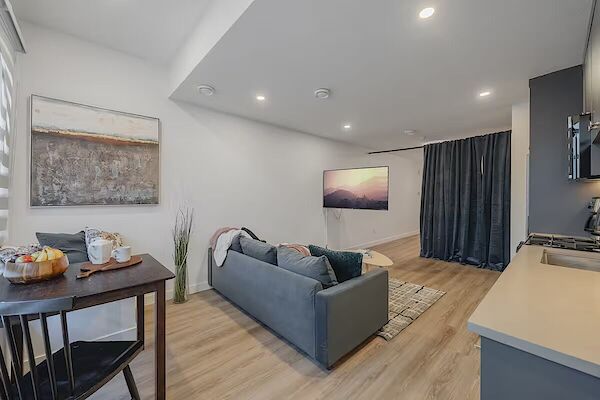 Calgary studio Condo Unit for rent. Property photo: 618677-3
