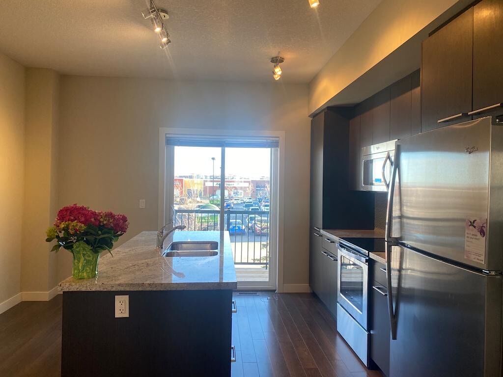 Calgary 2 + Den bedrooms Townhouse for rent. Property photo: 619048-1