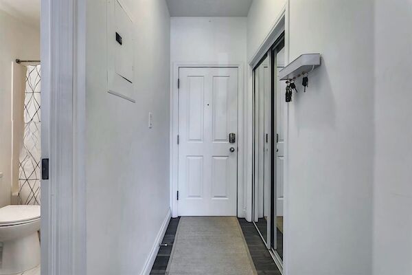 Calgary 2 bedrooms Condo Unit for rent. Property photo: 621111-2