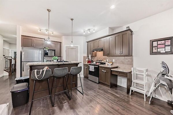 Calgary 4 bedrooms Duplex for rent. Property photo: 623777-2