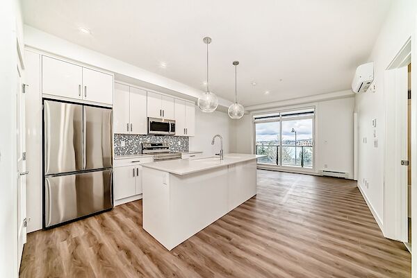 Luxury Lakeside Condo for Rent in Mahogany (PC3518)