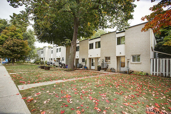 Oakville 2 bedrooms Townhouse for rent. Property photo: 629290-3