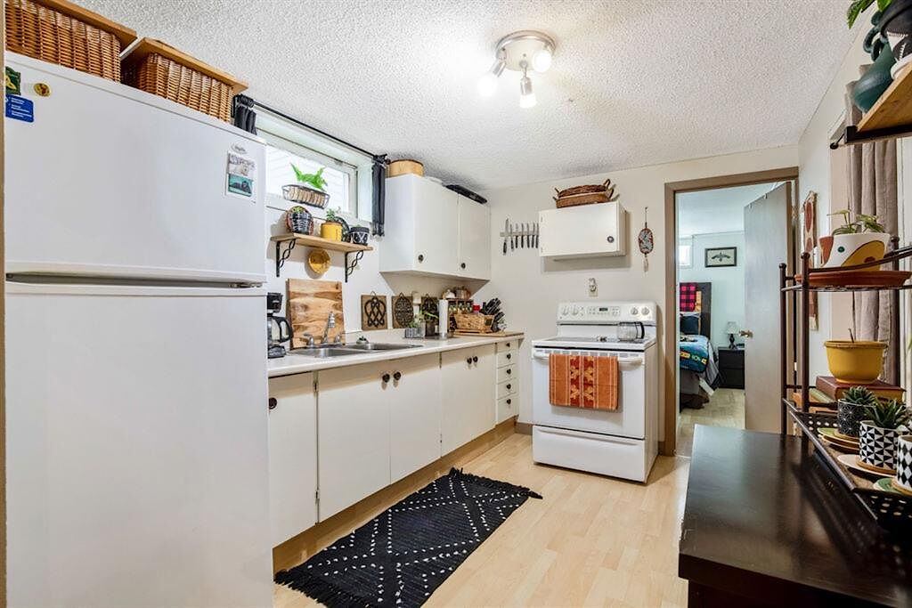Calgary 1 + Den bedrooms Basement for rent. Property photo: 631186-1