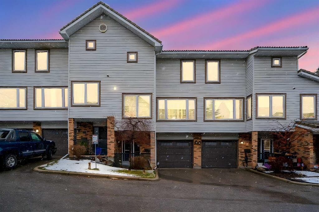 Calgary 3 bedrooms Townhouse for rent. Property photo: 631193-1