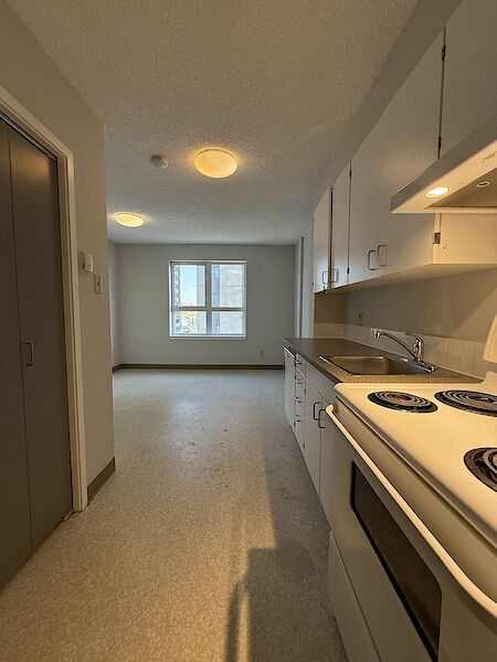 Calgary studio Condo Unit for rent. Property photo: 633654-3