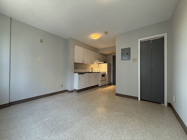 Calgary studio Condo Unit for rent. Property photo: 633654-2