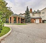 Top-Floor 2 Bed | 2 Bath Condo -Vaulted Ceilings, Prime Inner-City Location