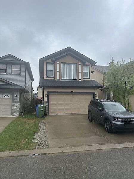 3 bedrooms, within a 5 mins walk to Saddle Ridge School, 2 parking spots.