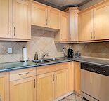 Bright & Modern 2 Bedroom Condo in Bankview