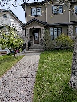 Beautiful 2 BDRM lower suite, in floor heat, 9 ft ceilings, Can be avail Oct.15