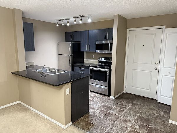 Calgary 2 + Den bedrooms Condo Unit for rent. Property photo: 637796-3