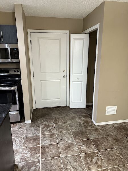 Calgary 2 + Den bedrooms Condo Unit for rent. Property photo: 637796-2