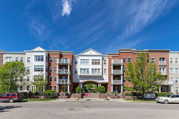 Calgary 3 + Den bedrooms Condo Unit for rent. Property photo: 640332-2
