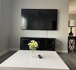 Bright and Modern - legal walkout suite, above-grade, fully furnished - Evanston