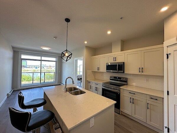 2 BEDROM CONDO, DOUBLE VANITY ENSUITE, GREAT NATURAL VIEW, WALK TO ALL AMENITIES