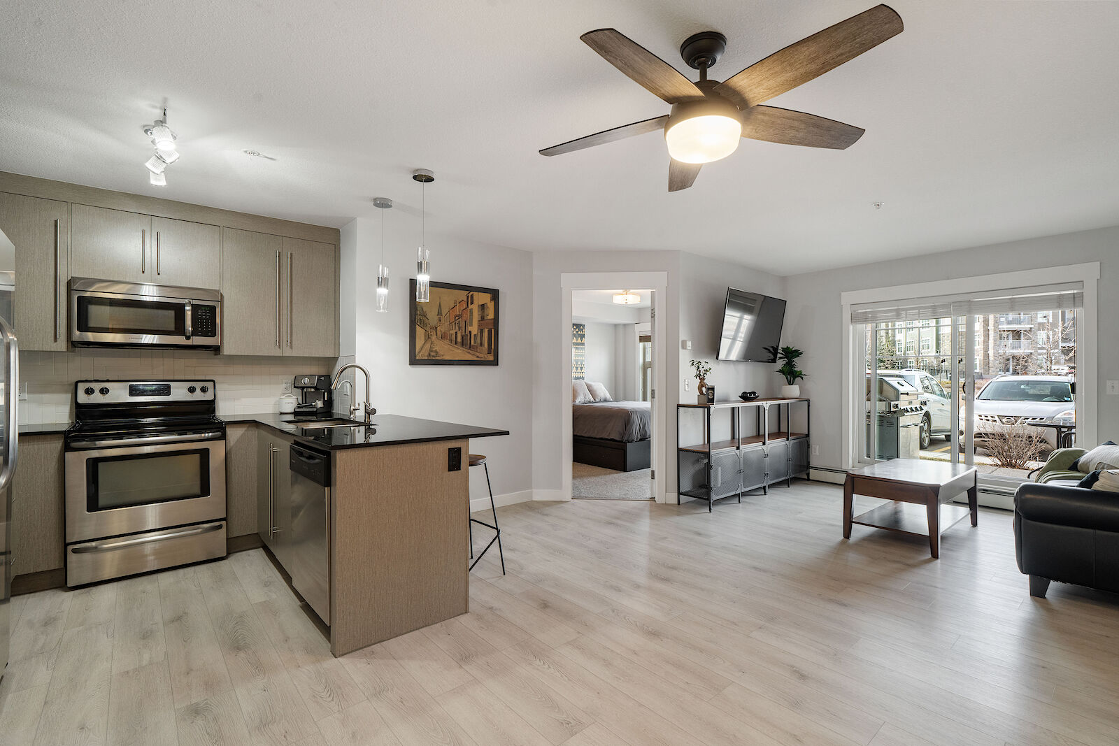 Calgary 2 bedrooms Condo Unit for rent. Property photo: 642121-1