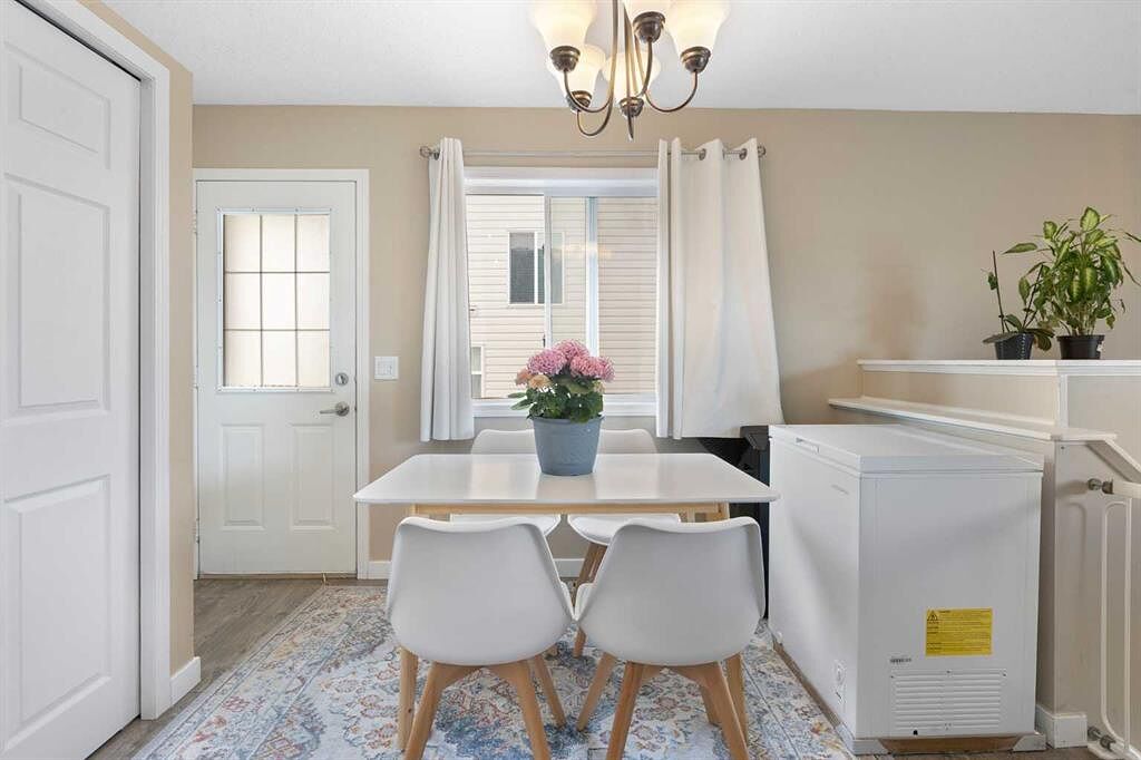 Calgary 2 bedrooms Main Floor for rent. Property photo: 643310-1