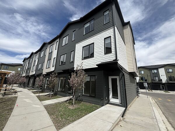 Calgary 3 + Den bedrooms Townhouse for rent. Property photo: 644870-2
