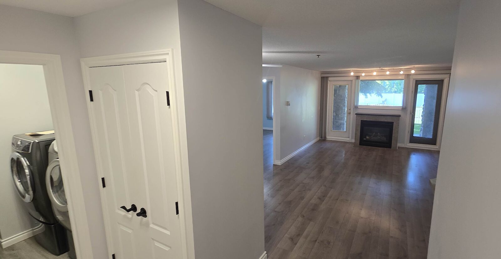 Calgary 3 bedrooms Condo Unit for rent. Property photo: 645686-1