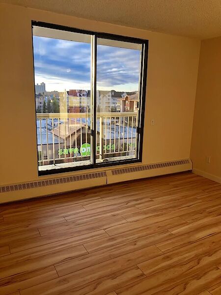 Edmonton 2 bedrooms Condo Unit for rent. Property photo: 646180-2